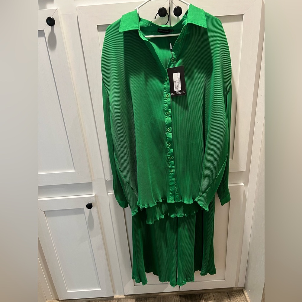 Pretty little thing bright green plisse button down shirt and pants set size 14